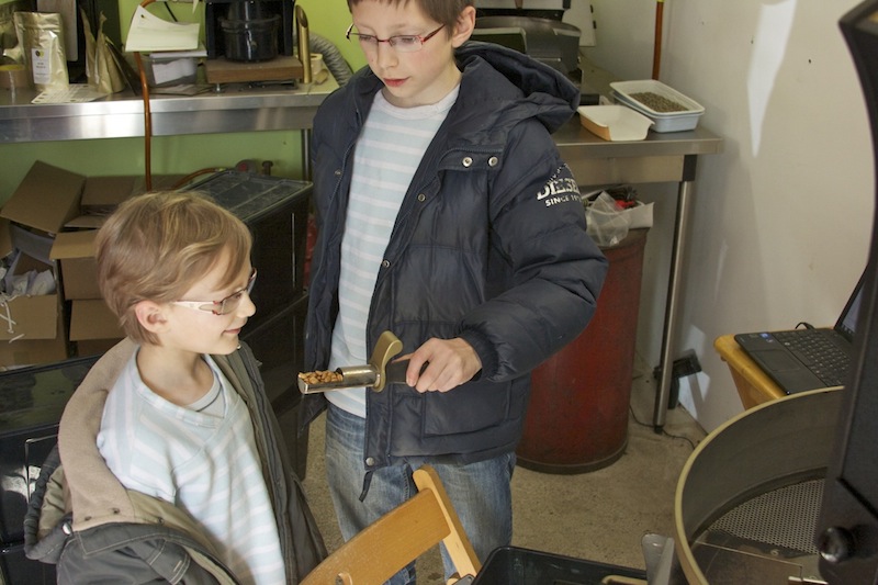 Rémi et Bastian vérifient l'avancement du grain